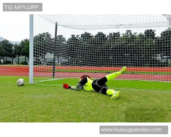 足球守门员女星风采展现 强力守门技术与魅力并存