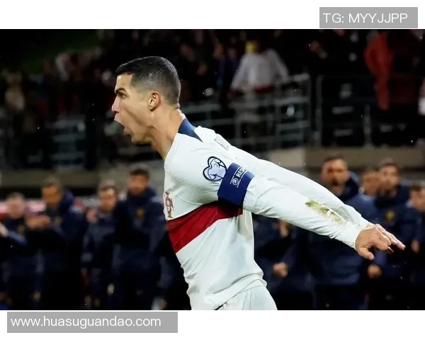 足球巨星谦逊无私展风采 球场外低调亲民人气爆棚 足球巨星谦逊无私展风采 球场外低调亲民人气爆棚